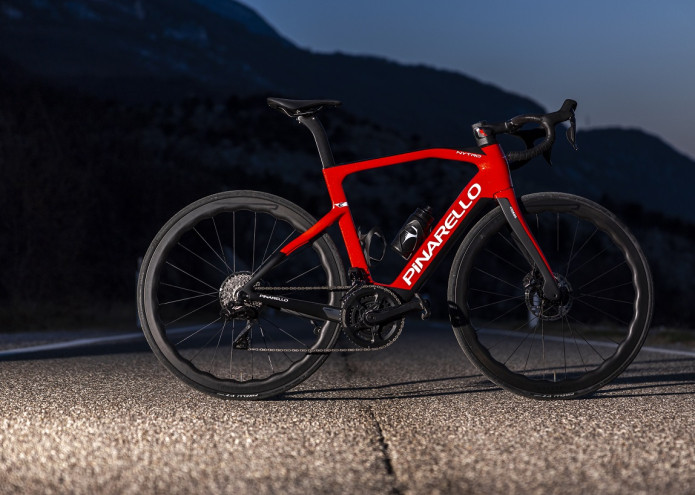 ELEKTROMOS SZALONCUKOR PINARELLO MÓDRA - PINARELLO NYTRO E ROAD-SZÉRIA MODELLBEMUTATÓ