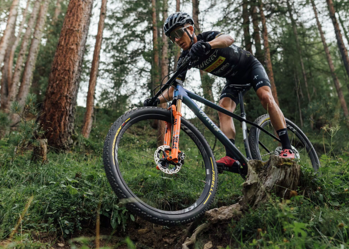A PEHELYKÖNNYŰ MEREVFARÚ SZUPERRAKÉTA – WILIER USMA SLR TESZT