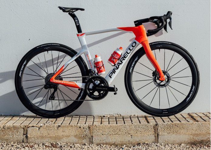 AZ INEOS GRENADIERS CSAPATA LEIGAZOLTA AZ IFJÚ SZUPERTEHETSÉGET -OSCAR ONLEY-T!