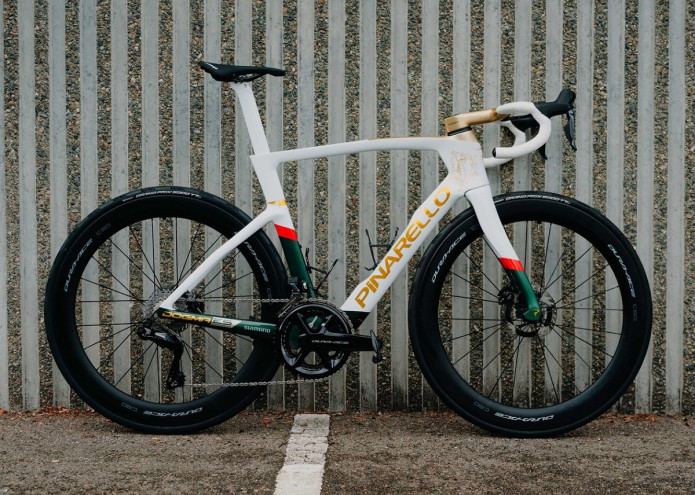 GERAINT THOMAS NEM MINDENNAPI BÚCSÚAJÁNDÉKJA